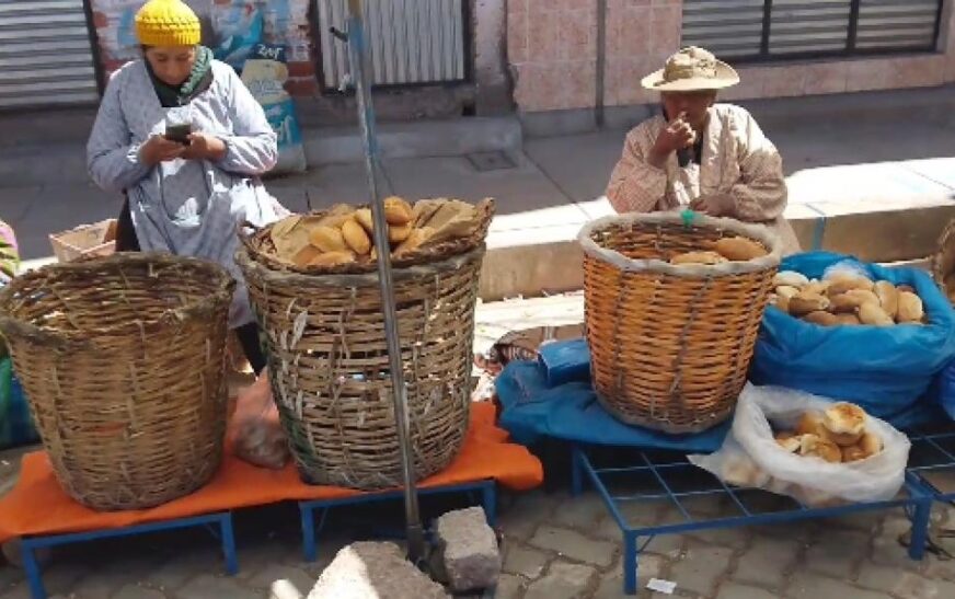 Pan de batalla boliviano en Perú ahora a tres unidades por Bs 4