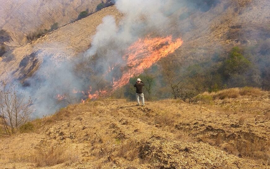Incendio forestal en Sama avanza con más apoyo aéreo para control