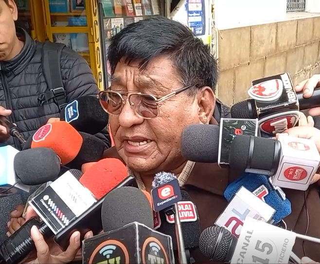 Transportistas bolivianos en quiebra por escasez de combustible nacional