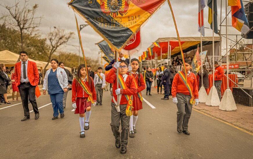 Autoridades y Estudiantes Celebran Bicentenario de Bolivia con Emotivo Homenaje