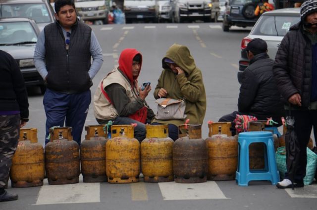 Vecinos de Bermejo madrugan y forman largas filas por garrafas ante la escasez de gas
