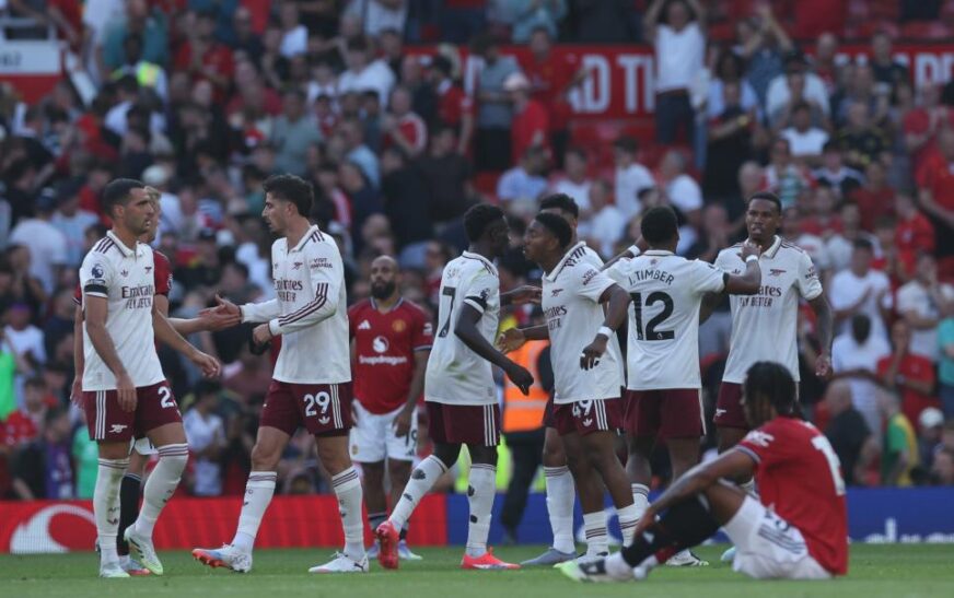 Arsenal humilla al Manchester United en Old Trafford tras grave error de Bayindir