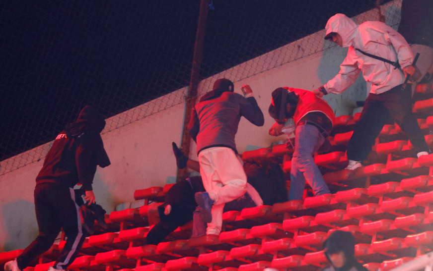 Conmebol suspende partido Independiente Universidad de Chile por disturbios en Avellaneda
