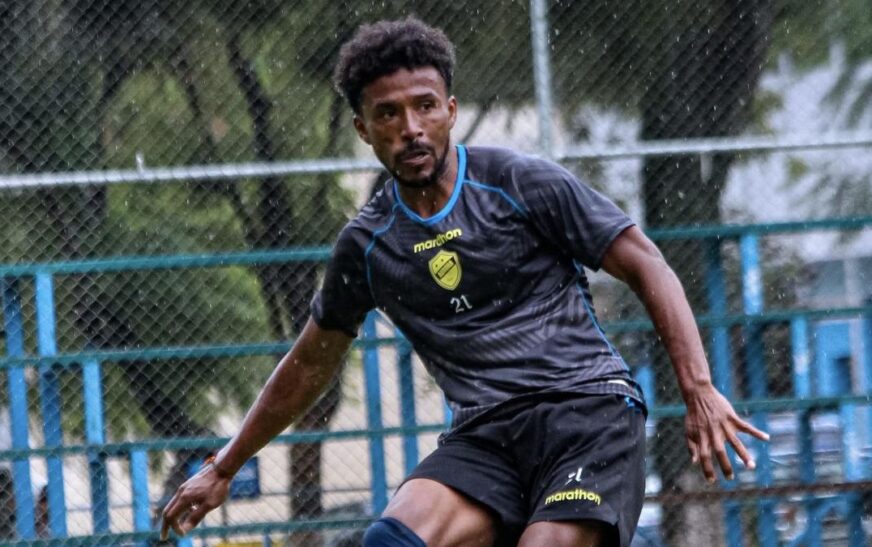 Ballivián explica su apasionado beso a un asistente en un vibrante partido de fútbol