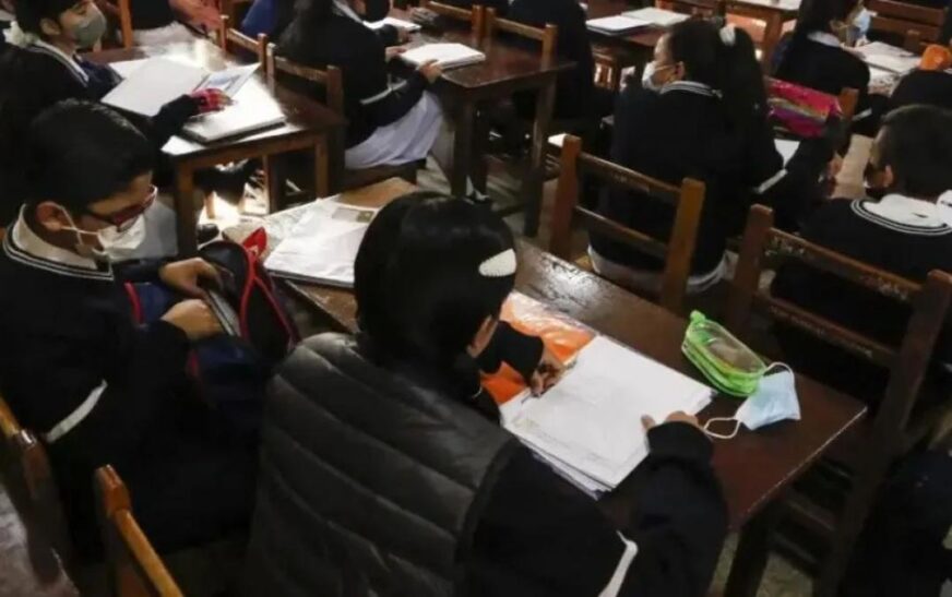 Estudiantes de Santa Cruz y La Paz Retoman Clases en Horario Regular