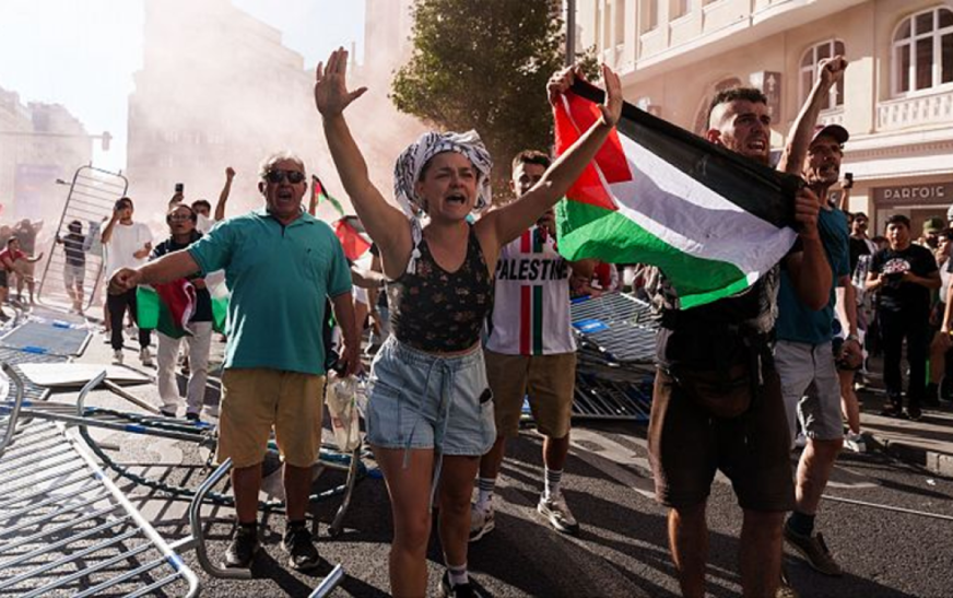 Manifestantes propalestinos detienen la final de la Vuelta Ciclista a España
