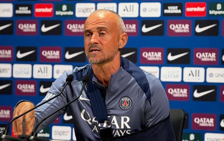 Luis Enrique vuelve al banquillo del PSG contra Lens tras superar operación de clavícula