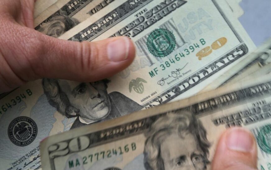 Bolivianos Adeudan Tres Mil Dólares Cada Uno Por Deuda Externa e Interna Del País