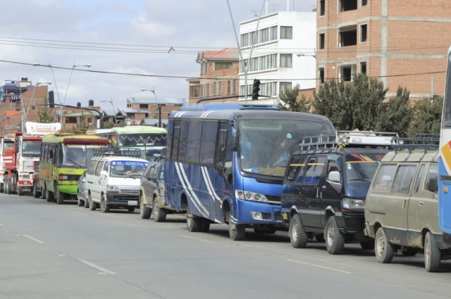 YPFB alerta desabastecimiento y pánico desata filas masivas en surtidores