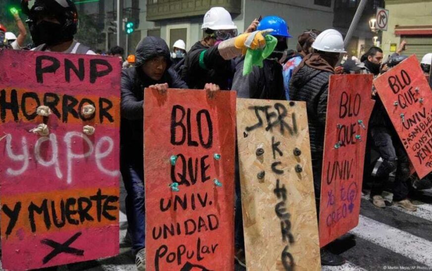 Protesta en Perú deja un muerto y más de cien heridos graves en enfrentamientos violentos