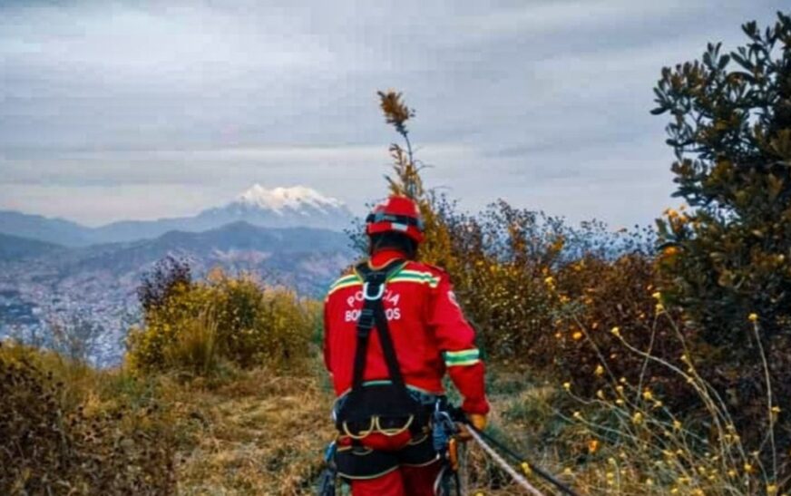 Tragedia en Colquiri tres fallecidos al volcar vehículo en carretera