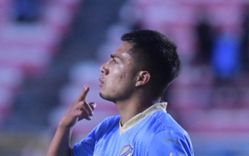 Bolívar Golea a Universitario y Mantiene Firme su Lucha por el Campeonato