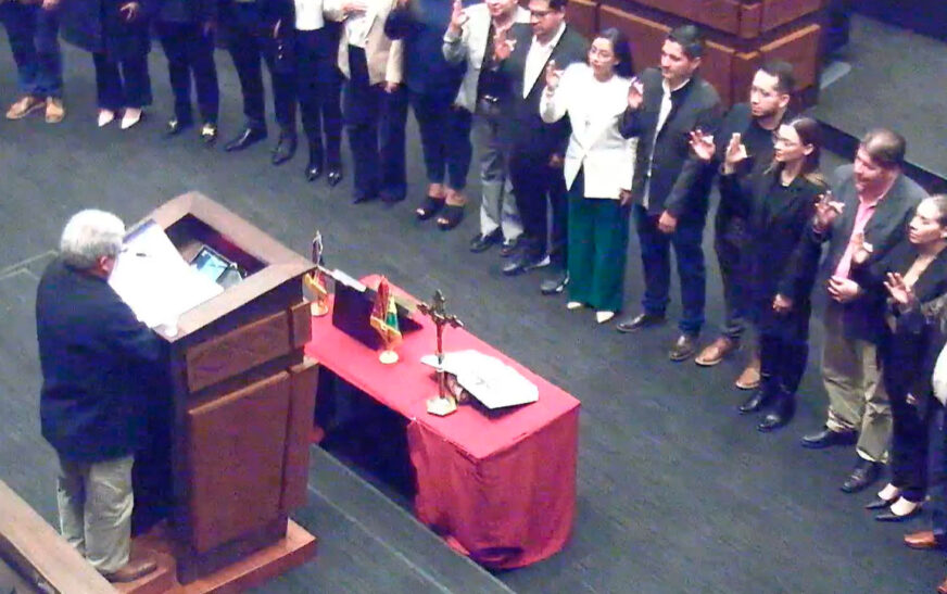 Diputados juran sobre Biblia y crucifijo reposición histórica para solemnizar el acto