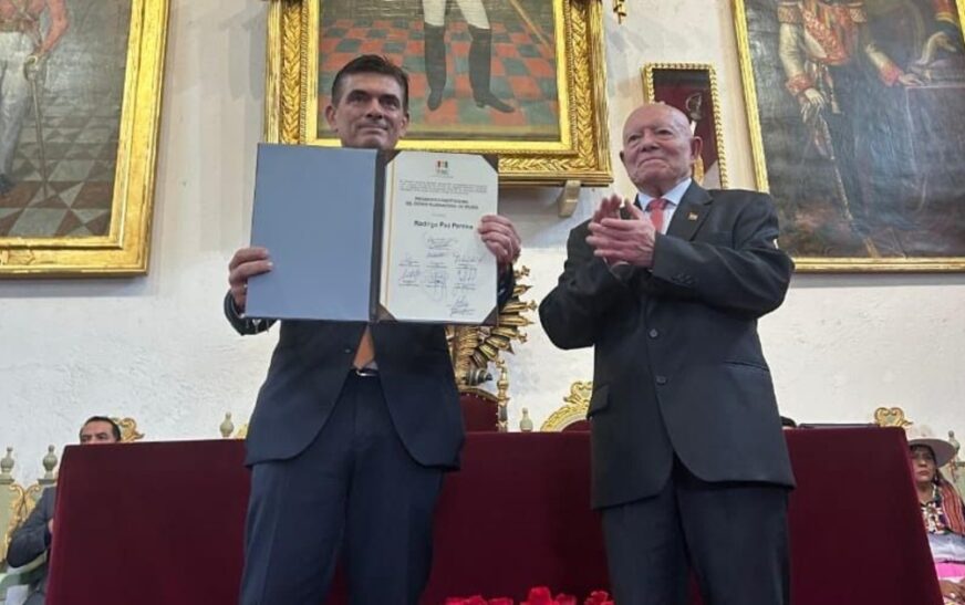 Paz y Lara Reciben Credenciales del Tribunal Supremo Electoral A Tres Días de su Posesión Presidencial