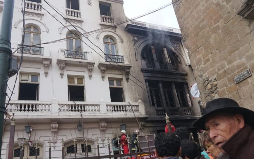 Arias confirma que incendio en Sagárnaga no afecta edificio colonial pero alerta por entretechos