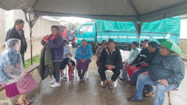 Vecinos de Uriondo bloquean calles y advierten por alza del pasaje urbano