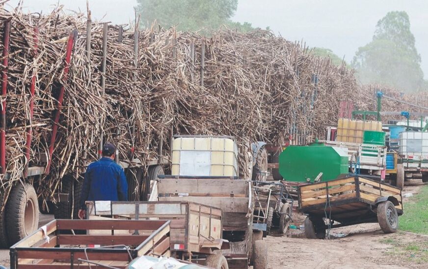 Gobierno anuncia fin del subsidio al combustible y reajusta precios en Bolivia