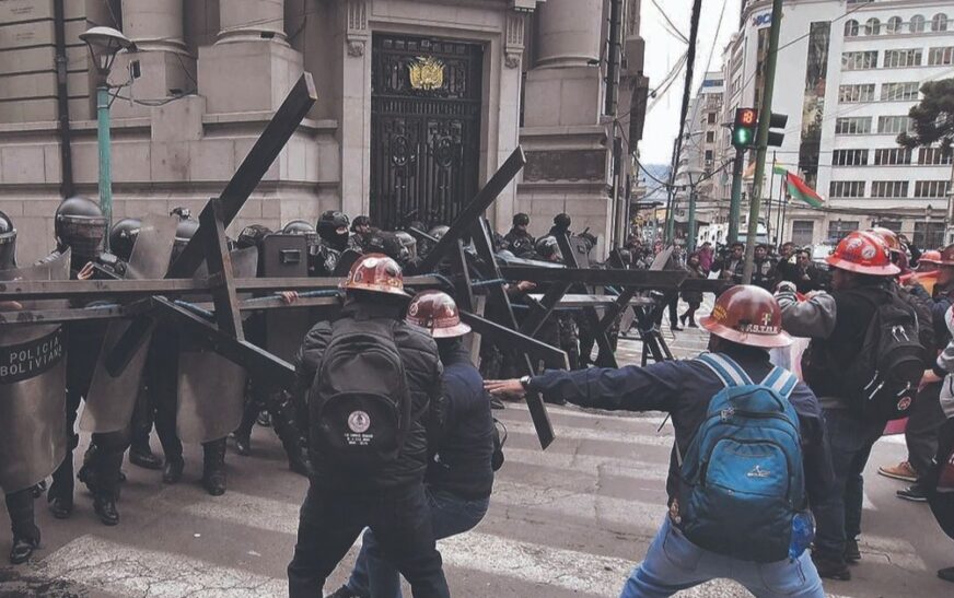 Gobierno de Bolivia impulsa ajuste económico ante presión social y cambio político