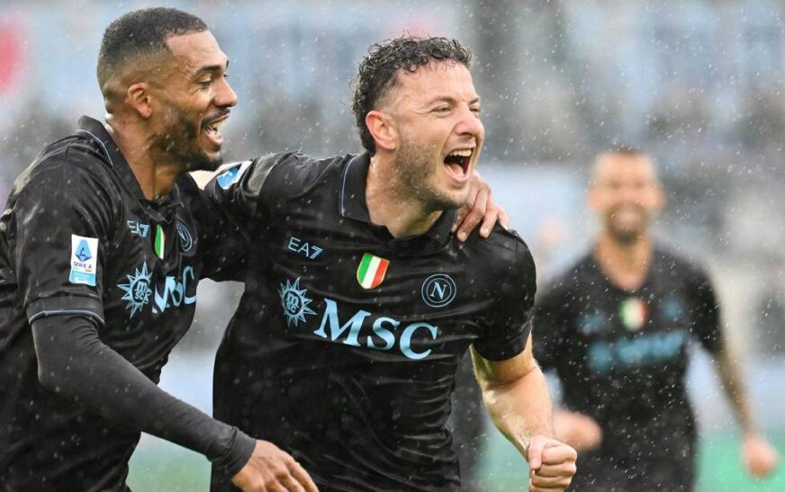 Napoli vence a Lazio y confirma su persecución al Milan en la Serie A italiana