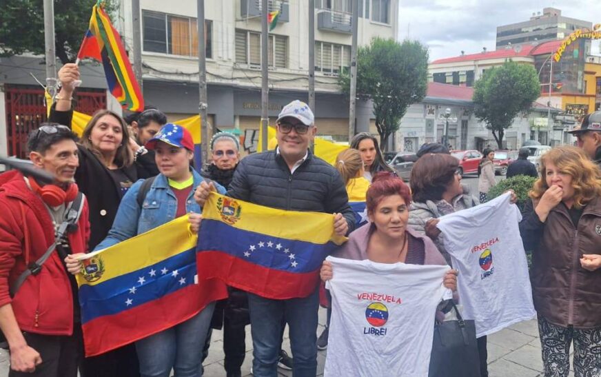Residentes venezolanos en Bolivia celebran caída de Maduro en plazas principales