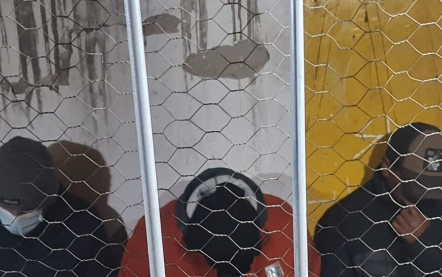 Policías en Santa Cruz aprehenden a tres agentes por corrupción en punto de inspección vehicular