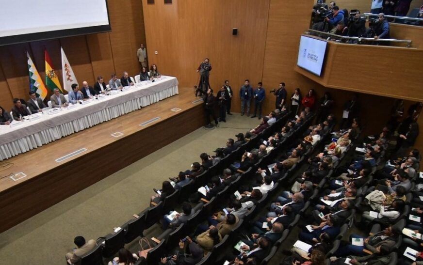 Lupo anuncia en La Paz que Bolivia no está en venta porque ya la vendieron