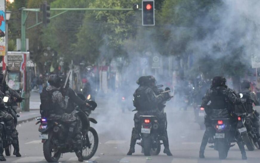 Policía de La Paz detiene a 12 personas tras enfrentamientos recientes