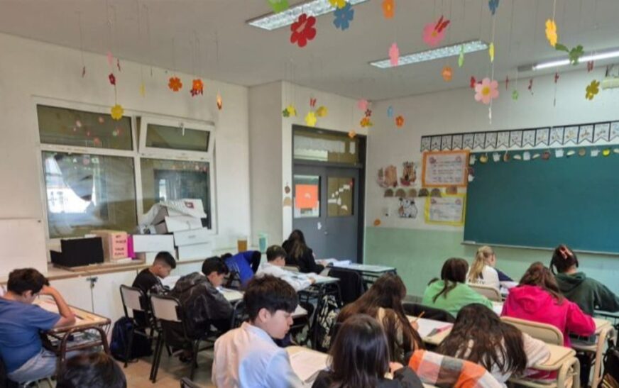 Gobierno impulsa nueva gestión escolar con prohibición de celulares y límites de edad