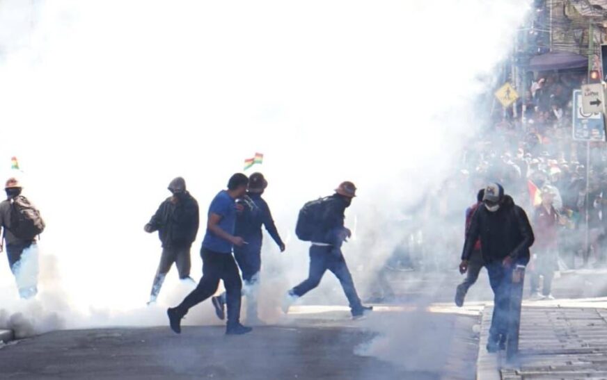 Policía reporta una persona lesionada por dinamita en protestas de la COB en La Paz
