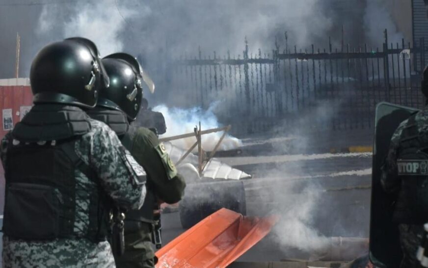 La Paz confirma 12 aprehendidos tras violenta jornada de protestas en el centro