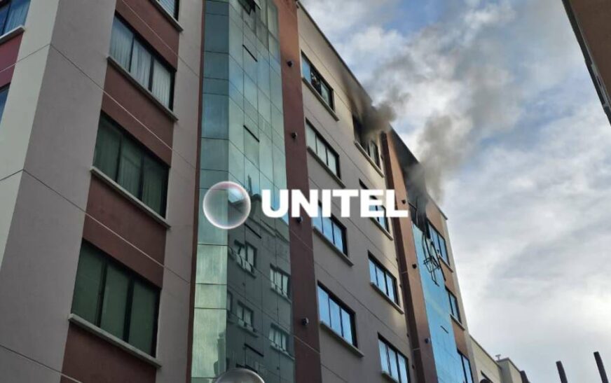 Bomberos de La Paz controlan incendio en edificio de la zona de Obrajes