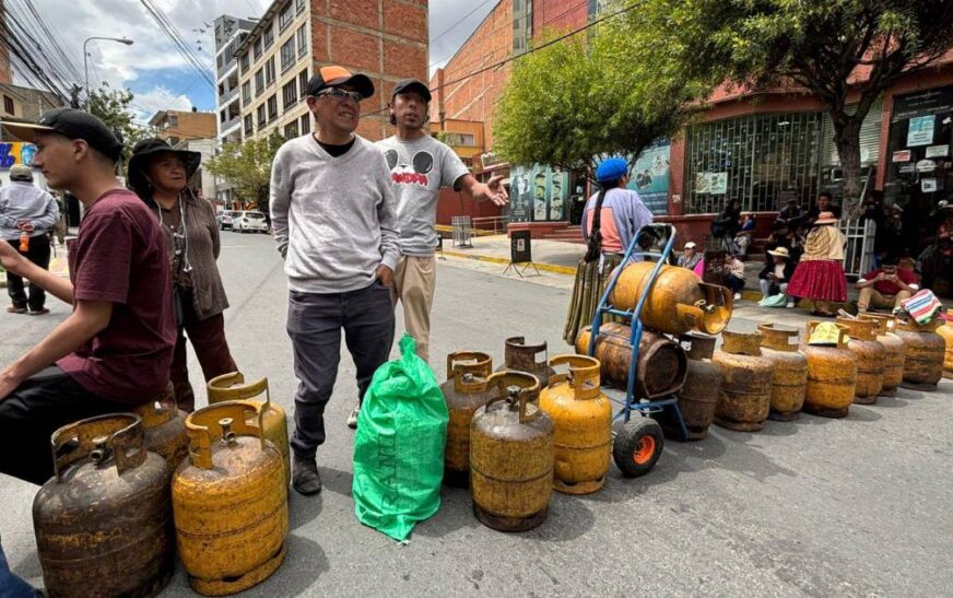 Vecinos bloquean avenida en La Paz para exigir abastecimiento de gas licuado de petróleo