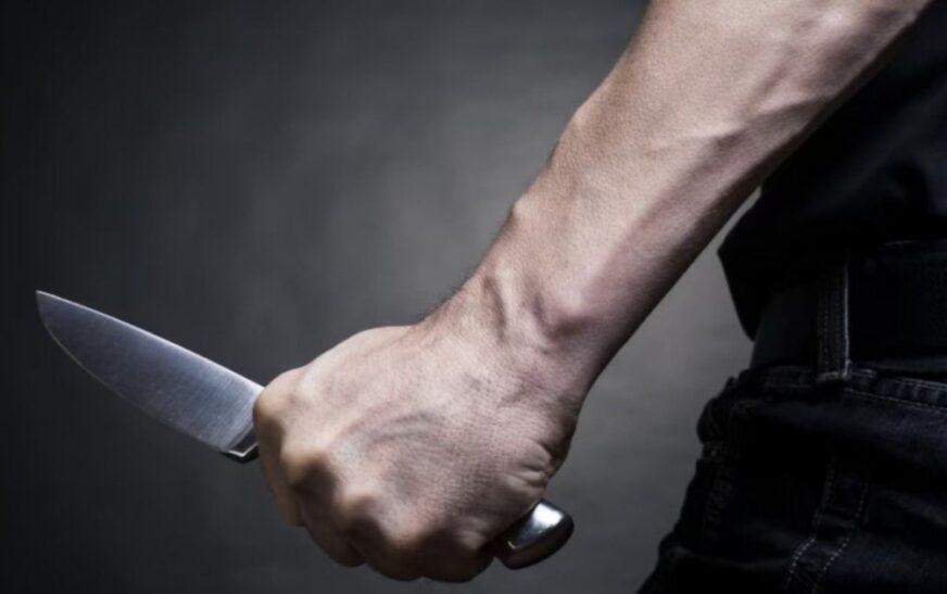 Policía de La Paz impide conducir ebrio a hombre que apuñala a su esposa