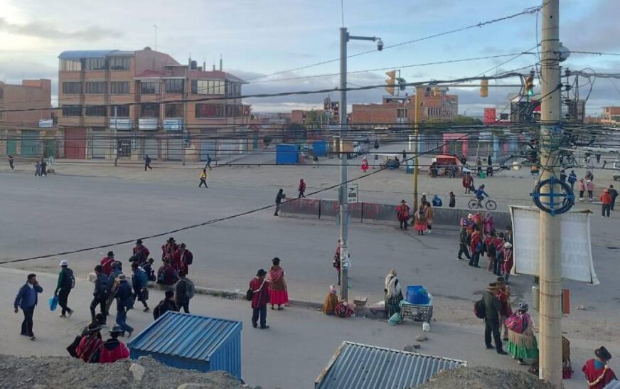 Bolivia registra 20 bloqueos en carreteras por conflictos sociales este jueves