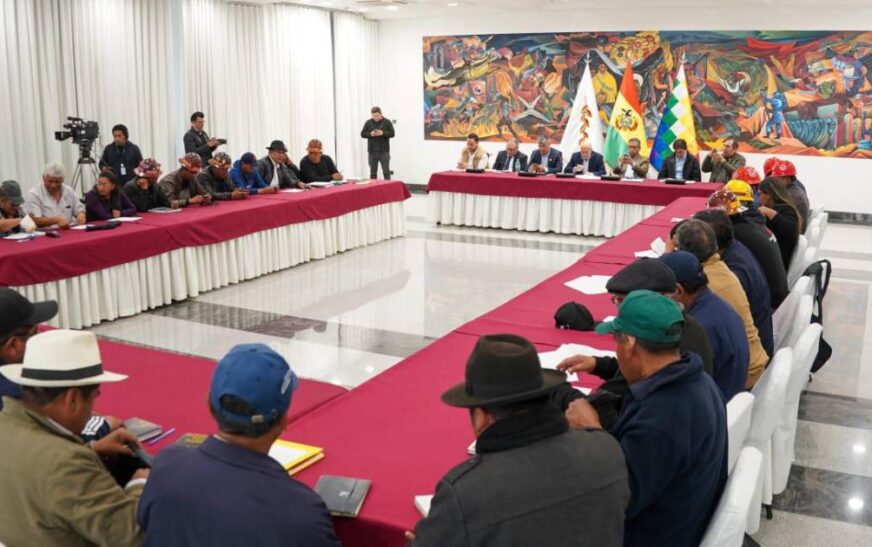 Gobierno negocia acuerdo con COB y sectores para ajustar decreto 5503 en La Paz