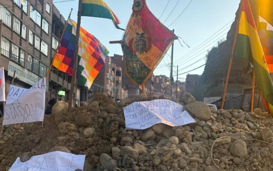 Bloqueos en Bolivia generan pérdidas millonarias y afectan turismo y transporte