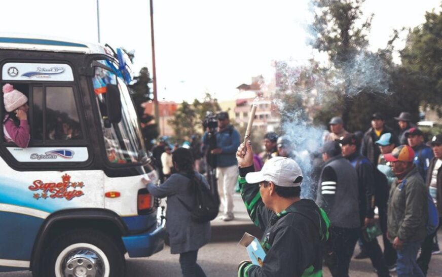 La COB mantiene bloqueos en enclaves evistas y advierte sobre diálogo tenso