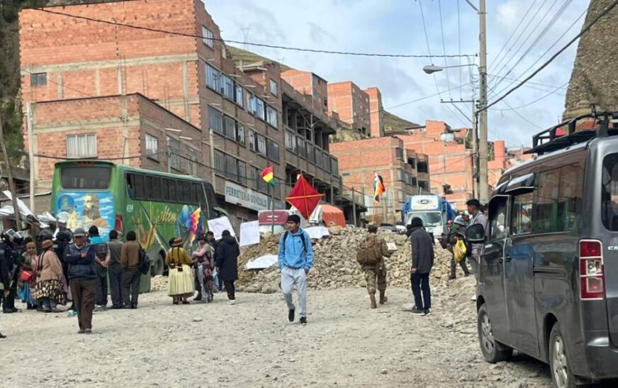 Guías de turismo en La Paz denuncian cobro de 100 bolivianos por bloqueadores a turistas