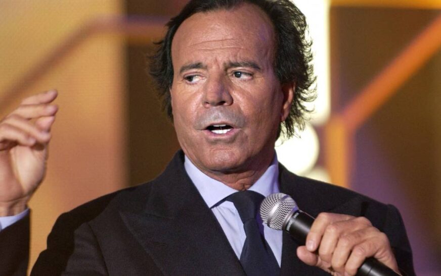 Julio Iglesias rompe su silencio y niega acusaciones sexuales de exempleadas