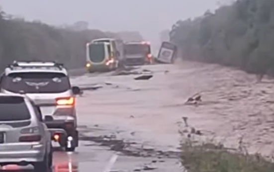 Tarija confirma cierre de vías por intensas lluvias que atrapan buses en carretera