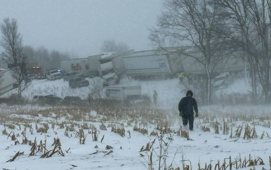 Nevada en Estados Unidos causa choque de 100 autos y deja conductores varados