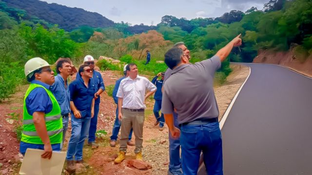 Gobierno de Tarija verifica avance del tramo carretero Acheral Choere
