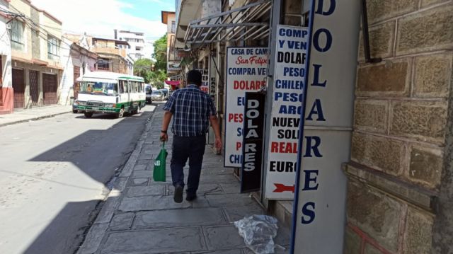 Dólar paralelo retrocede en Bolivia tras devolución del sistema financiero