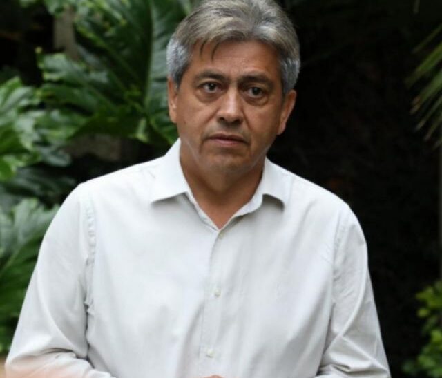 Ciudadano denuncia falsificación de firma en demanda contra Cossío en La Paz