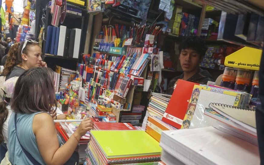 Padres de Santa Cruz compran útiles escolares mientras gobierno confirma 11 restricciones en aulas para retorno a clases