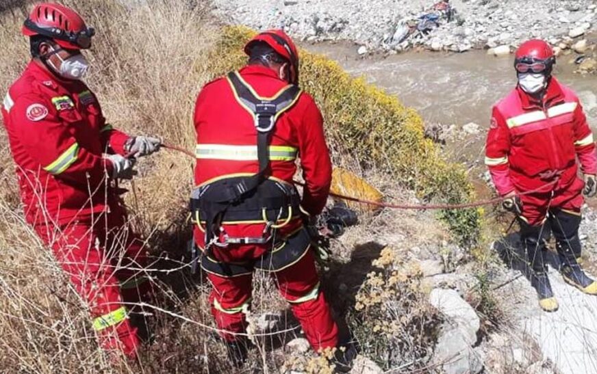 Bomberos de La Paz rescatan a dos jóvenes atrapados por lluvias en zona montañosa