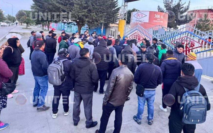 Choferes de Oruro protestan en planta de YPFB por mala calidad de gasolina y reciben gasificación