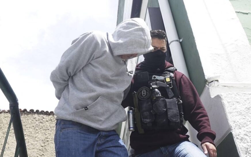 La Policía de La Paz detiene a dos falsos agentes que robaban a turistas extranjeros