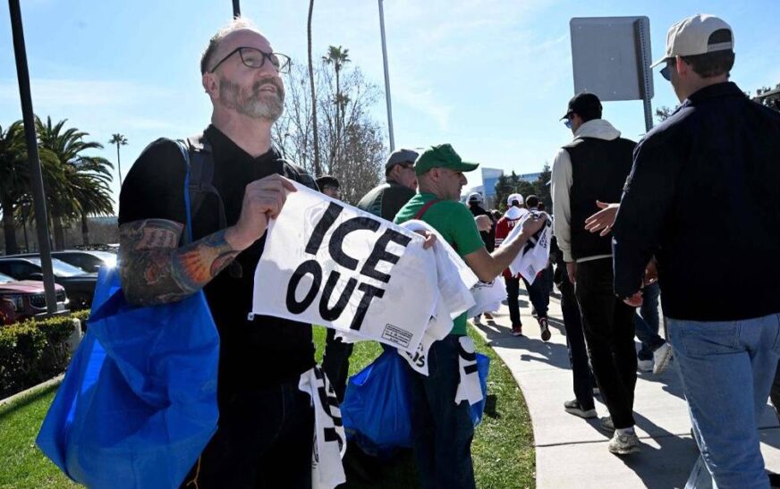 Activistas en Miami reparten toallas con lema fuera ICE en Super Bowl