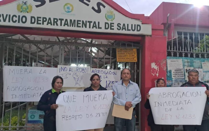 Trabajadores de Salud en Cochabamba cumplen paro de 24 horas por pago de sueldos
